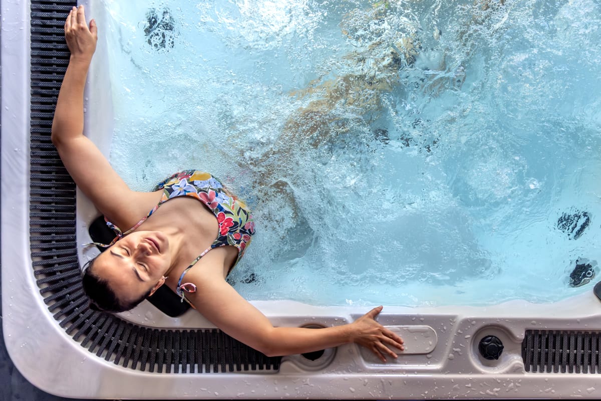 Avantajele unui jacuzzi de exterior pentru pensiuni și cabane