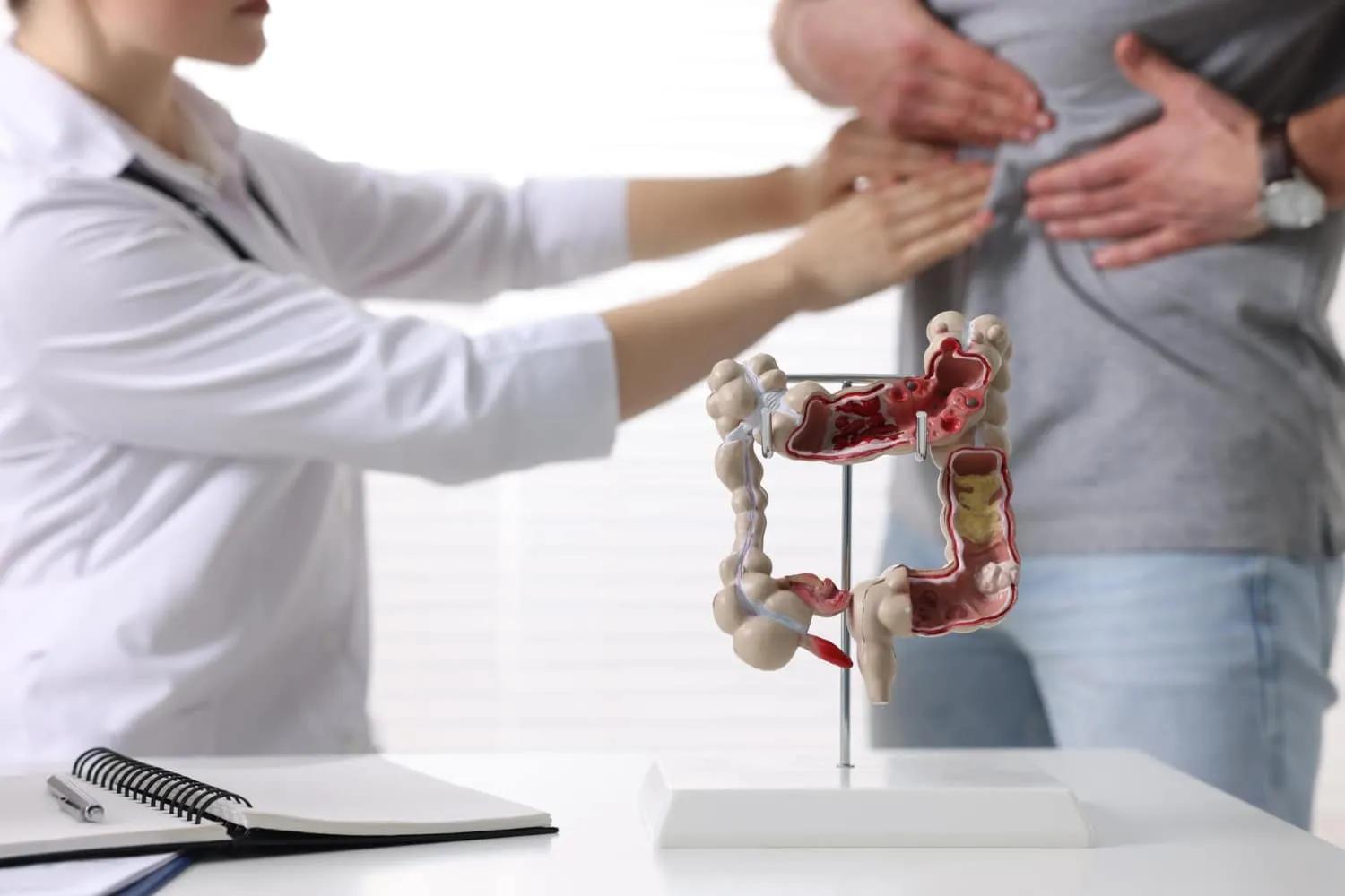 Cancerul de colon crește alarmant la tineri din cauza bacteriilor