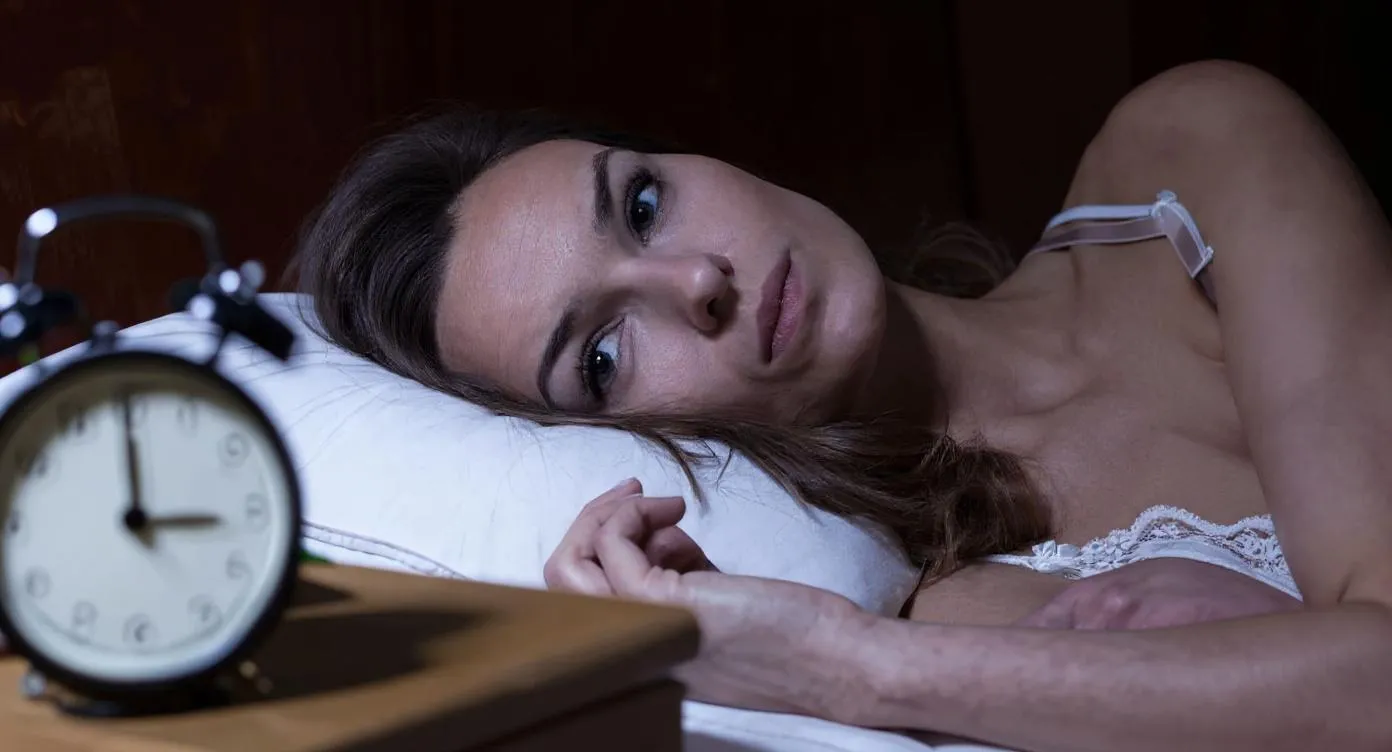 Clubul de la 3 dimineața – De ce 60% din femeile la menopauză nu mai pot dormi