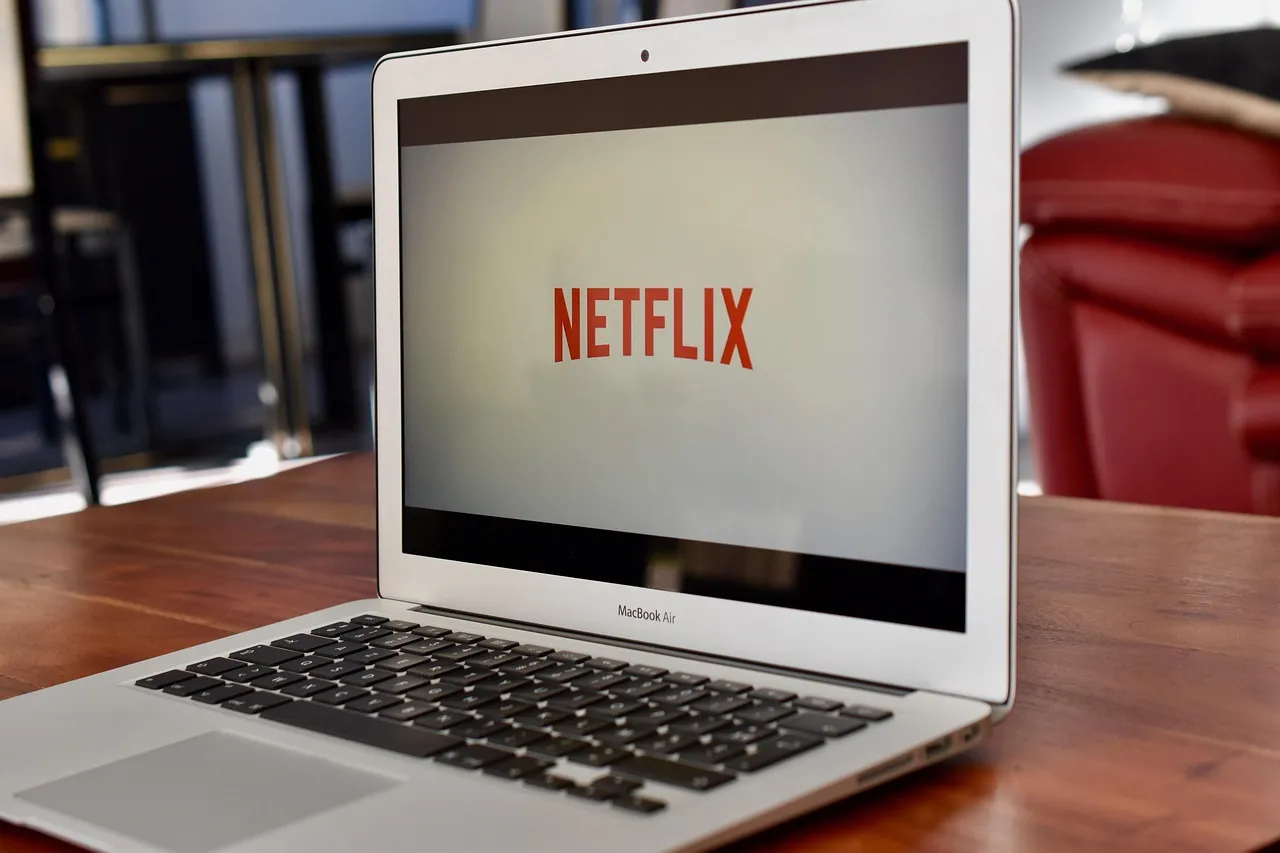 Fanii Bridgerton critică Netflix după premiera cu probleme