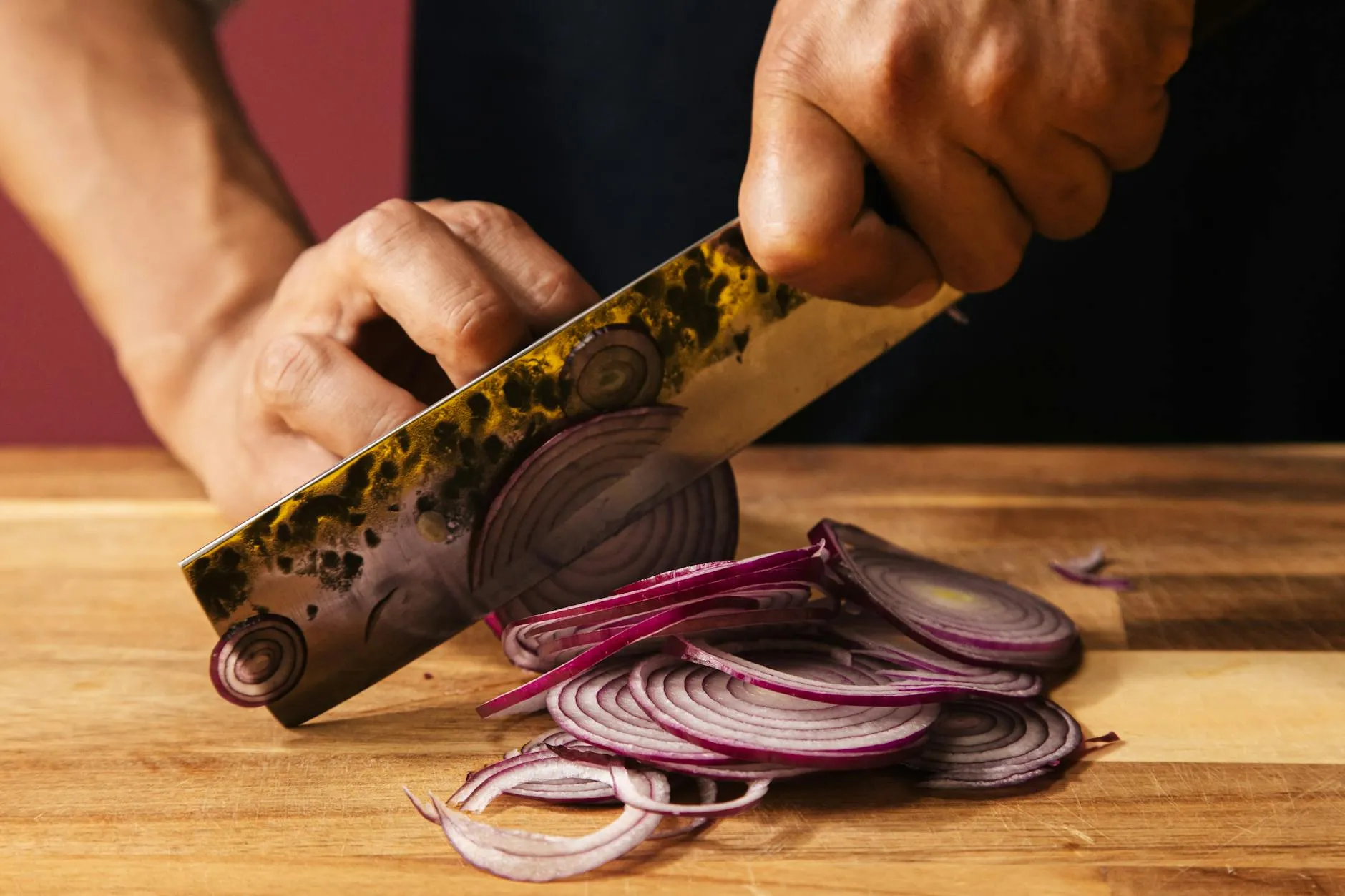 Uită de ulei! Cum faci ceapă caramelizată ca la restaurant