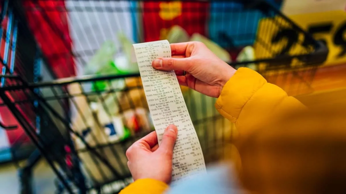 Cât economisești lunar dacă alegi doar mărci proprii. Comparație pe 10 produse