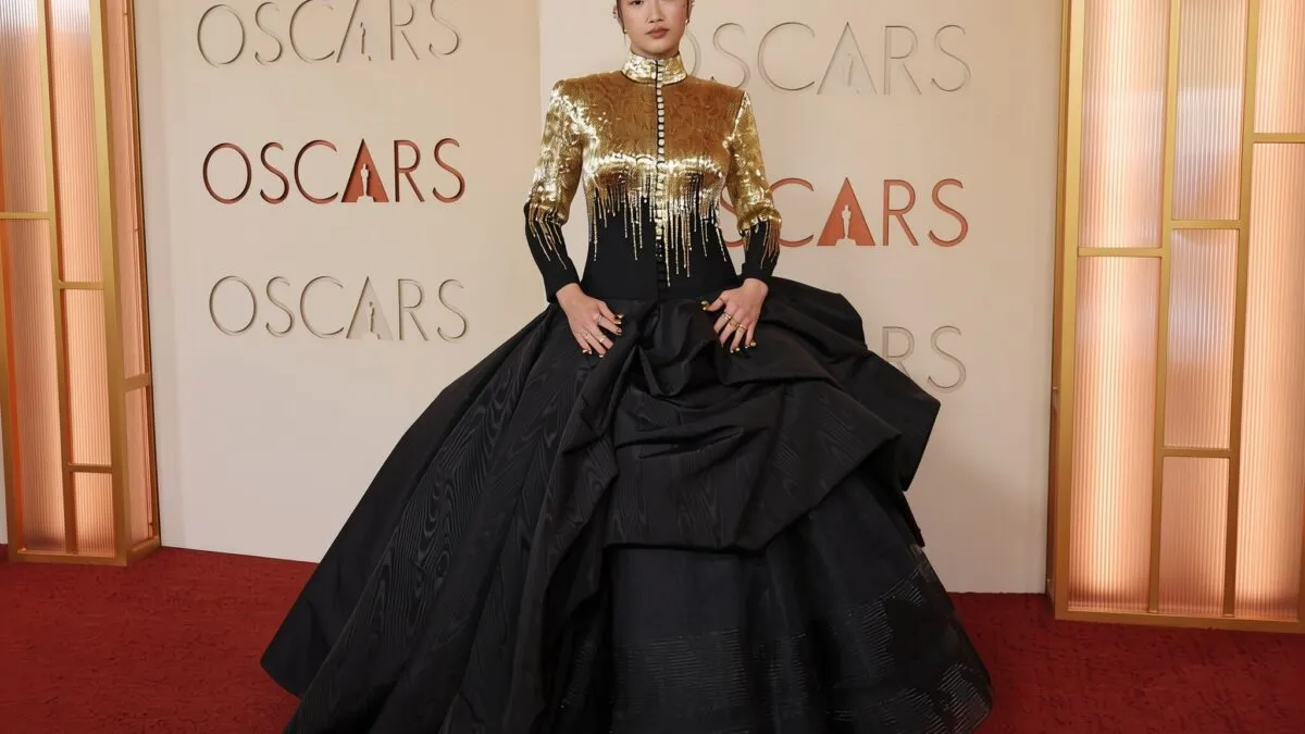 Audrey Nuna a păstrat auriul pentru Oscar 2026 cu o ținută Thom Browne