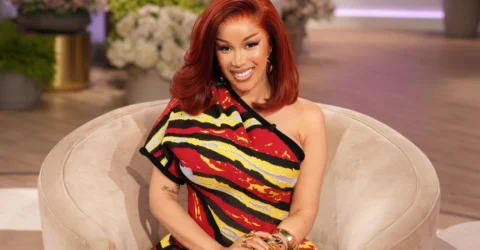 Cardi B uimește cu noul look magenta în 5 nuanțe diferite
