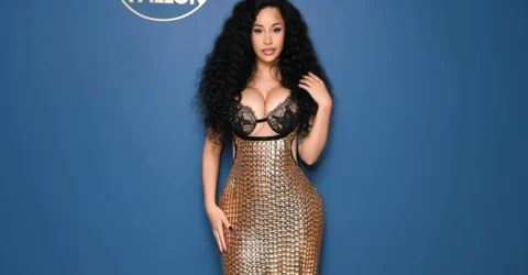 Cardi B a strălucit într-o rochie de aur Valdrin Sahiti la Jimmy Fallon