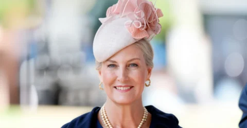 Ducesa Sophie, la 61 de ani, ne arată cum se poartă o rochie rose gold sclipitoare