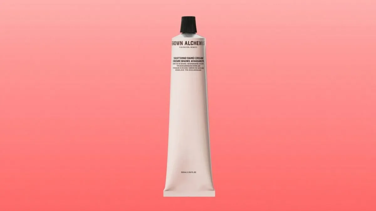 Crema de mâini Grown Alchemist de 32$ care te scapă de pielea uscată instant