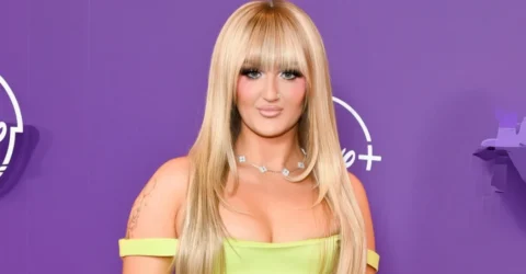 Mikayla Nogueira surprinde cu un look blond a la Hannah Montana la premiera de 20 de ani