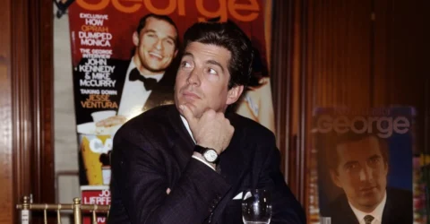 Revista lui JFK Jr. se vinde cu 857 de dolari exemplarul după succesul unui serial TV