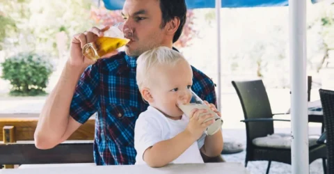 Studiu pe 23 de ani arata varsta la care copiii sunt cel mai influentati de alcoolul baut de parinti