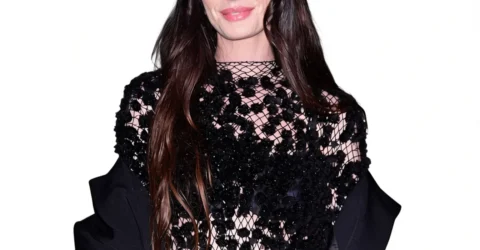 Anne Hathaway mizează pe rochii transparente pentru promovarea a două filme noi