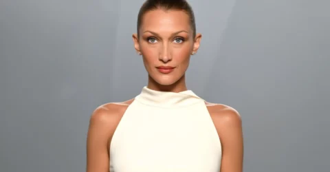 Bella Hadid readuce look-ul anilor ’90 al Pamelei Anderson cu un coc spectaculos