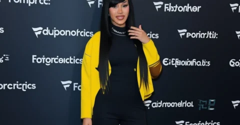 Cardi B uimește cu un coc multicolor inspirat de desenele anilor 80
