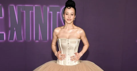 Chase Infiniti, apariție de balerină în rochia Louis Vuitton la premiera The Testaments