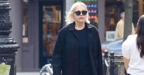 Actrița Ellen Barkin, de nerecunoscut la 71 de ani într-o apariție rară la New York