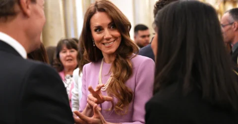 Kate Middleton o onorează pe Regina Elisabeta la 100 de ani cu bijuterii de suflet