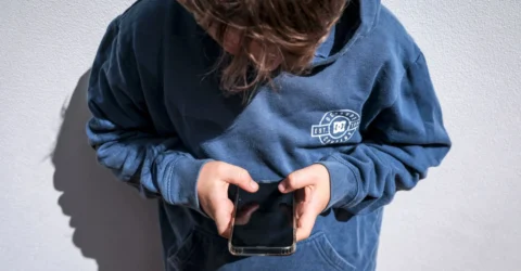 Studiu șocant – tinerii care stau pe social media au un risc de 3 ori mai mare să consume alcool