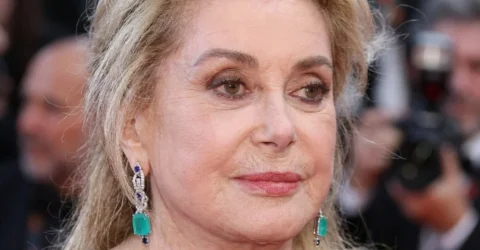 Catherine Deneuve, apariție elegantă la 82 de ani. Actrița a strălucit pe covorul roșu la Cannes.