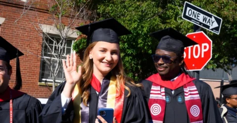 Surpriza vestimentara a Printesei Elisabeta. Detaliul ascuns sub roba de absolvire de la Harvard