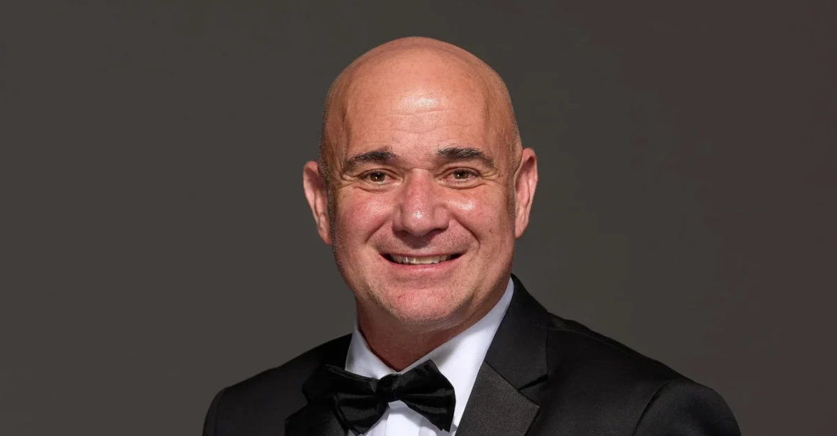 Fiul lui Andre Agassi, Jaden Gil, a apărut public la Roland Garros la 24 de ani. Tânărul a atras privirile alături de tatăl său.