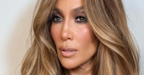 Jennifer Lopez stârnește controverse cu noul decolteu afișat la piscină. Fanii suspectează intervenții estetice.