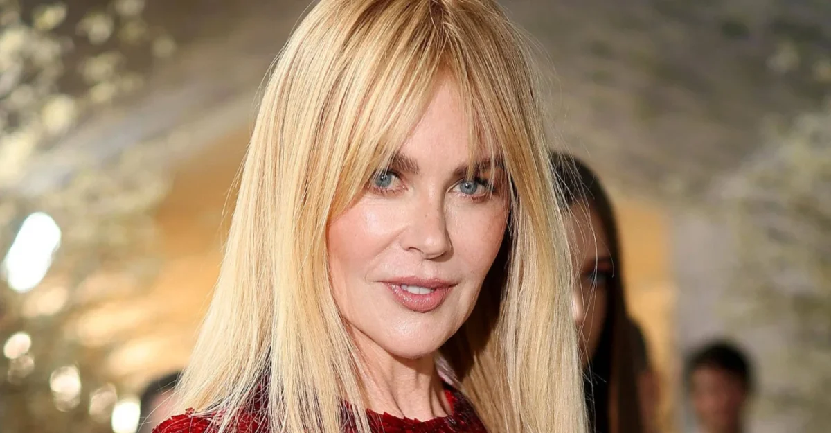 Nicole Kidman, imagine rară cu părul natural. Actrița, fotografiată într-o escapadă la țară.