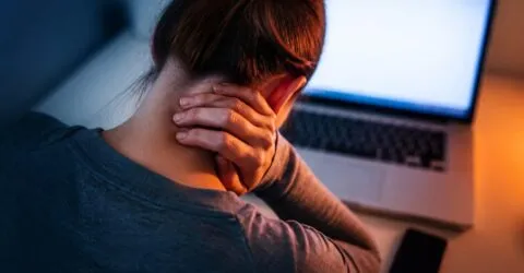 Telefonul și laptopul îți pot costa sănătatea coloanei. Ce riști când durerea de gât devine cronică