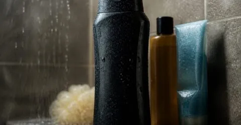 Folosești zilnic un gel de duș cu parfum puternic. Când devine expunerea repetată un risc real