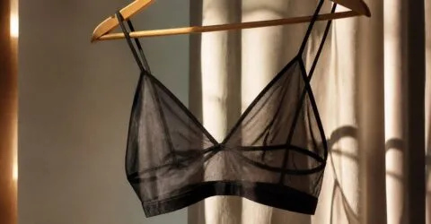 Cum faci un top transparent să pară elegant, nu prea mult. Lecția de stil dată de actrița care a aprins internetul
