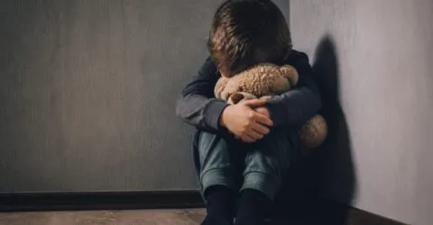 Copilul foarte cuminte nu este mereu un copil bine. Ce semne îți arată că frica a luat locul educației