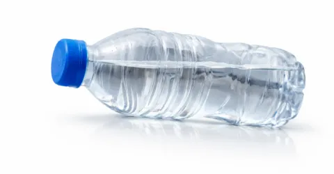 Apa îmbuteliată lăsată la căldură poate deveni un risc real. La ce semne te uiți înainte să o cumperi sau să o bei?