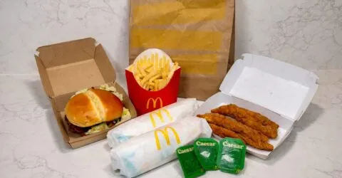 Merită noul meniu Caesar de la McDonald’s? Dintre cele 3 produse, unul pune sosul cel mai bine în valoare
