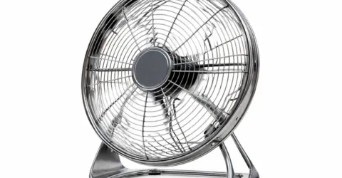 Nu ai aer condiționat și ventilatorul doar plimbă aerul cald. Ce obiect înghețat te poate ajuta