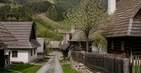 Un sat UNESCO din Slovacia plătește prețul faimei. Ce pierd localnicii când vin peste 100.000 de turiști