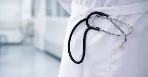 La 50 de ani, o infecție pulmonară bacteriană te poate lovi mai tare decât crezi, chiar dacă ești activă
