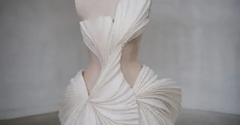 Cum arată o rochie de seară făcută din hârtie, cu torsul aproape complet expus, purtată de actrița momentului?