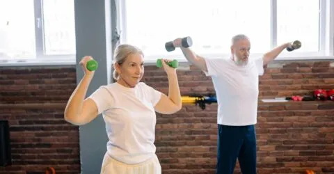 Miturile despre exercițiile fizice după 50 de ani care te pot ține pe loc. Ce recomandă antrenorii