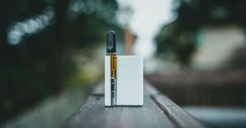 Vapingul în adolescență, asociat cu căutarea nicotinei mai târziu. Ce arată studiul