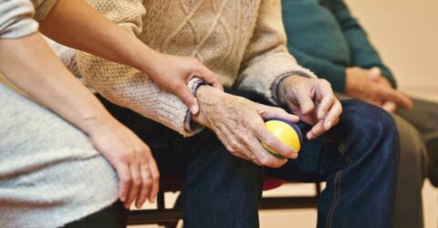 Persoanele cu Parkinson mai active au avut un declin mai lent al memoriei și mișcării într-un studiu
