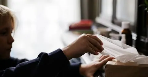 Răceală sau COVID-19 la copil: cum le deosebești orientativ și când repeți testul negativ