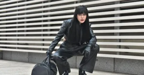 Cum dai profunzime unei ținute complet negre prin texturi și accesorii, de la birou la o ieșire de seară